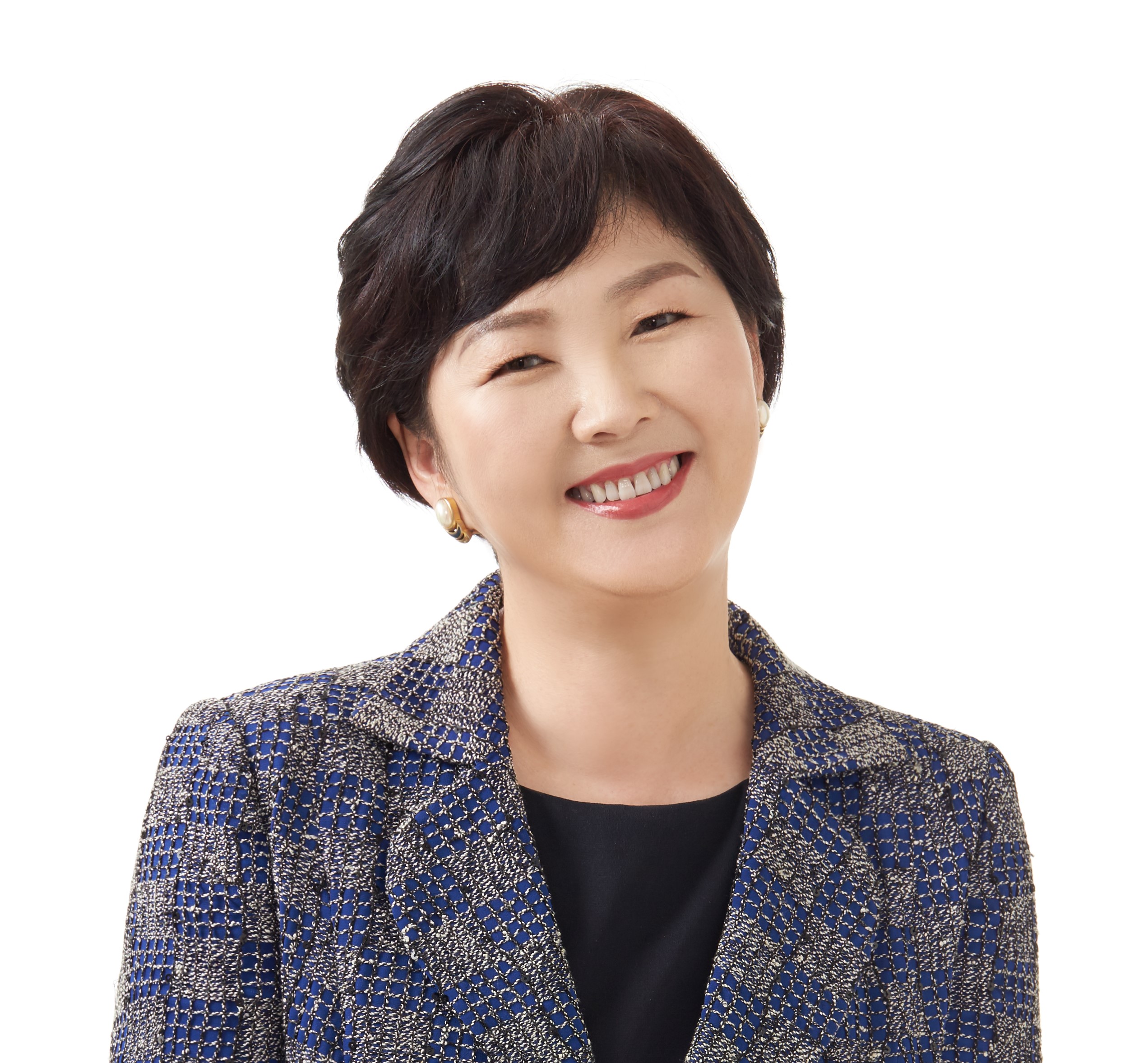 Haesun Chung smiling in a blue patterned jacket / 정혜선 코치